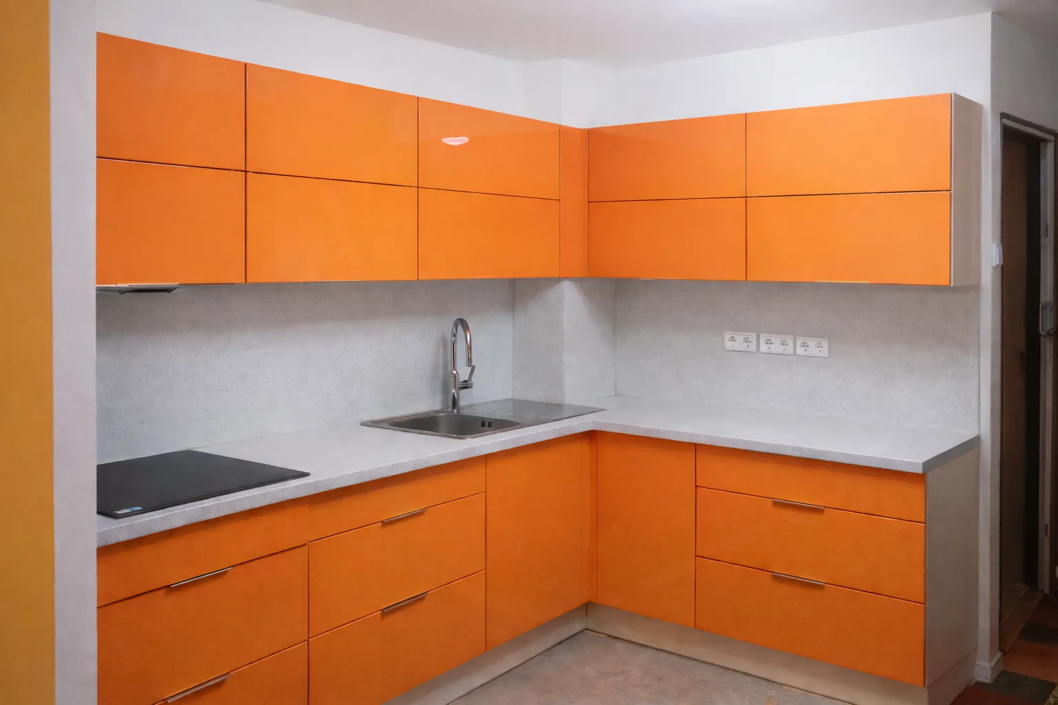 Oranžová kuchyňská linka na míru do rohu