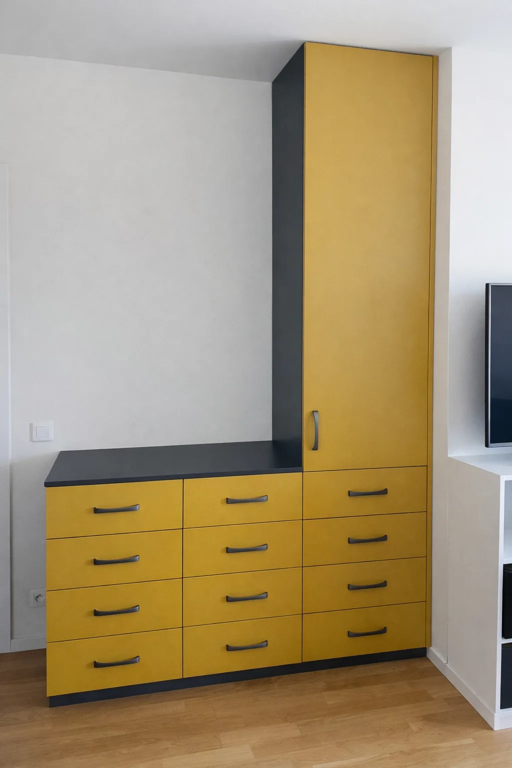 Ložnice na míru s komodou, zrcadlem a žlutými akcenty