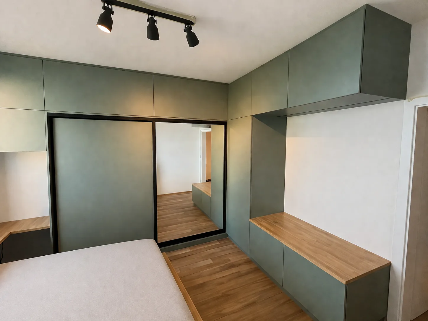 Ložnice se šatní skříní s posuvnými dveřmi a lavicí