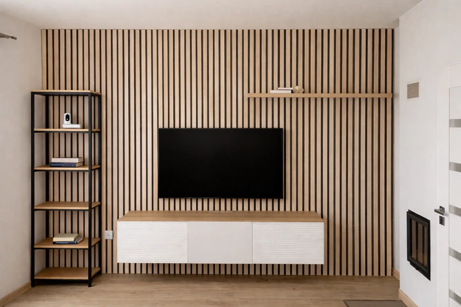 Obývací stěna s lamelovým obkladem a TV sestavou